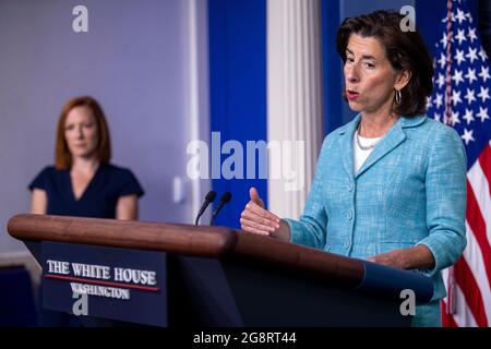 Handelsministerin Gina Raimondo hält während der täglichen Pressekonferenz am 22. Juli 2021 im Weißen Haus in Washington, DC, USA, Bemerkungen. Die Handelsministerin Gina Raimondo kündigte an, dass die Wirtschaftsentwicklungsbehörde des Handelsministeriums „eine Reihe von Programmen umsetzen wird, die unter dem Namen Investing in America's Communities, Um die vom amerikanischen Rettungsplan-Gesetz von Präsident Biden erhaltenen, um den Gemeinden im ganzen Land zu helfen, sich besser zu entwickeln, gerecht zu investieren."Quelle: Shawn Thew/Pool via CNP /MediaPunch Stockfoto