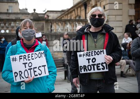 Bath, Großbritannien. März 2021. Etwa 200 überwiegend junge Demonstranten gingen auf die Straßen des historischen Bath in North Somerset, um gegen das Polizei- und Verbrechensgesetz zu demonstrieren. Die Gruppe der Demonstranten traf sich zunächst in der Abtei von Bath, bevor sie durch die Straßen des Stadtzentrums marschierte und „tötet die Rechnung“ und „Wer ist auf den Straßen, unsere Straßen“ rief. Eine kleine Anzahl von Polizisten begleitete den marsch, der friedlich und ohne Zwischenfälle verlief. Stockfoto