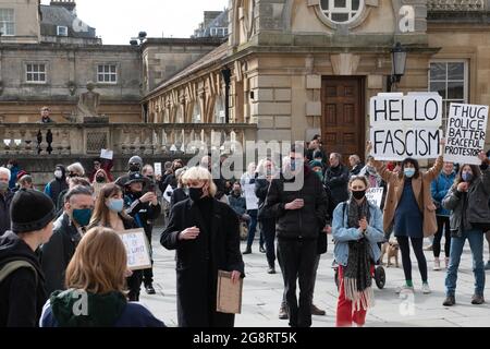 Bath, Großbritannien. März 2021. Etwa 200 überwiegend junge Demonstranten gingen auf die Straßen des historischen Bath in North Somerset, um gegen das Polizei- und Verbrechensgesetz zu demonstrieren. Die Gruppe der Demonstranten traf sich zunächst in der Abtei von Bath, bevor sie durch die Straßen des Stadtzentrums marschierte und „tötet die Rechnung“ und „Wer ist auf den Straßen, unsere Straßen“ rief. Eine kleine Anzahl von Polizisten begleitete den marsch, der friedlich und ohne Zwischenfälle verlief. Stockfoto