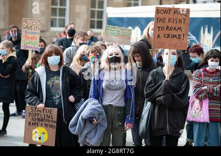 Bath, Großbritannien. März 2021. Etwa 200 überwiegend junge Demonstranten gingen auf die Straßen des historischen Bath in North Somerset, um gegen das Polizei- und Verbrechensgesetz zu demonstrieren. Die Gruppe der Demonstranten traf sich zunächst in der Abtei von Bath, bevor sie durch die Straßen des Stadtzentrums marschierte und „tötet die Rechnung“ und „Wer ist auf den Straßen, unsere Straßen“ rief. Eine kleine Anzahl von Polizisten begleitete den marsch, der friedlich und ohne Zwischenfälle verlief. Stockfoto