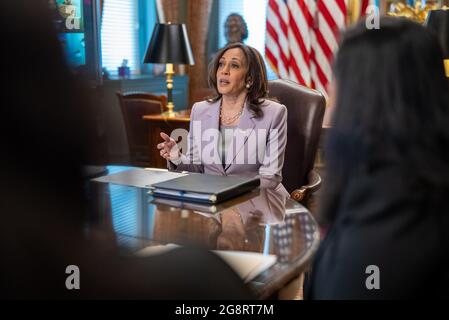 US-Vizepräsidentin Kamala Harris hält am 21. Juli 2021 ein feierliches Gespräch mit den DACA-Empfängern im Eisenhower Executive Office Building in Washington, DC, USA. Unter den Anwesenden waren Dreamers ohne DACA und Führer der Immigrantenrechte nach der Entscheidung des Bezirksgerichts von Texas über DACA. Quelle: Ken Cedeno/Pool via CNP /MediaPunch Stockfoto