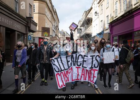 Bath, Großbritannien. März 2021. Etwa 200 überwiegend junge Demonstranten gingen auf die Straßen des historischen Bath in North Somerset, um gegen das Polizei- und Verbrechensgesetz zu demonstrieren. Die Gruppe der Demonstranten traf sich zunächst in der Abtei von Bath, bevor sie durch die Straßen des Stadtzentrums marschierte und „tötet die Rechnung“ und „Wer ist auf den Straßen, unsere Straßen“ rief. Eine kleine Anzahl von Polizisten begleitete den marsch, der friedlich und ohne Zwischenfälle verlief. Stockfoto