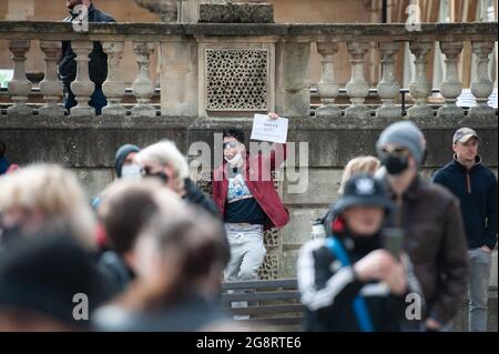 Bath, Großbritannien. März 2021. Etwa 200 überwiegend junge Demonstranten gingen auf die Straßen des historischen Bath in North Somerset, um gegen das Polizei- und Verbrechensgesetz zu demonstrieren. Die Gruppe der Demonstranten traf sich zunächst in der Abtei von Bath, bevor sie durch die Straßen des Stadtzentrums marschierte und „tötet die Rechnung“ und „Wer ist auf den Straßen, unsere Straßen“ rief. Eine kleine Anzahl von Polizisten begleitete den marsch, der friedlich und ohne Zwischenfälle verlief. Stockfoto