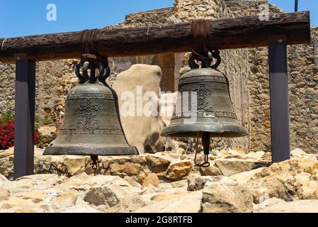 San Juan Capistrano, Kalifornien - Vereinigte Staaten - 9.. Juli 2021: Originalglocken mit den Überresten der historischen San Juan Capistrano Mission Stockfoto