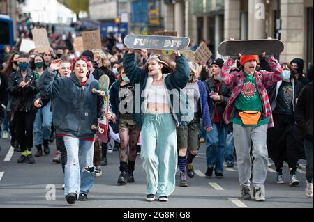 Bath, Großbritannien. März 2021. Etwa 200 überwiegend junge Demonstranten gingen auf die Straßen des historischen Bath in North Somerset, um gegen das Polizei- und Verbrechensgesetz zu demonstrieren. Die Gruppe der Demonstranten traf sich zunächst in der Abtei von Bath, bevor sie durch die Straßen des Stadtzentrums marschierte und „tötet die Rechnung“ und „Wer ist auf den Straßen, unsere Straßen“ rief. Eine kleine Anzahl von Polizisten begleitete den marsch, der friedlich und ohne Zwischenfälle verlief. Stockfoto