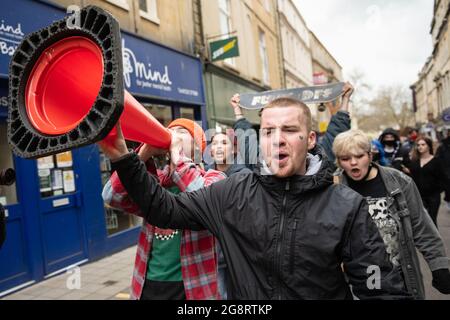 Bath, Großbritannien. März 2021. Etwa 200 überwiegend junge Demonstranten gingen auf die Straßen des historischen Bath in North Somerset, um gegen das Polizei- und Verbrechensgesetz zu demonstrieren. Die Gruppe der Demonstranten traf sich zunächst in der Abtei von Bath, bevor sie durch die Straßen des Stadtzentrums marschierte und „tötet die Rechnung“ und „Wer ist auf den Straßen, unsere Straßen“ rief. Eine kleine Anzahl von Polizisten begleitete den marsch, der friedlich und ohne Zwischenfälle verlief. Stockfoto