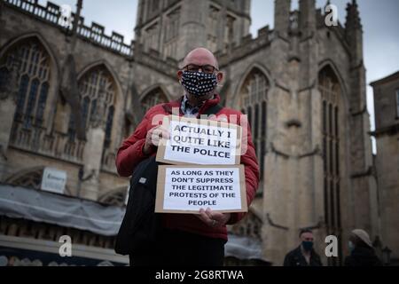 Bath, Großbritannien. März 2021. Etwa 200 überwiegend junge Demonstranten gingen auf die Straßen des historischen Bath in North Somerset, um gegen das Polizei- und Verbrechensgesetz zu demonstrieren. Die Gruppe der Demonstranten traf sich zunächst in der Abtei von Bath, bevor sie durch die Straßen des Stadtzentrums marschierte und „tötet die Rechnung“ und „Wer ist auf den Straßen, unsere Straßen“ rief. Eine kleine Anzahl von Polizisten begleitete den marsch, der friedlich und ohne Zwischenfälle verlief. Stockfoto