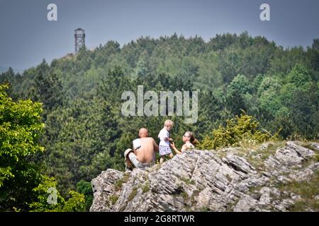 Familie rast auf Felsen und genießt die Aussicht in der Ferne. Stockfoto