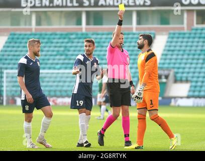 Santa Coloma Torhüter Miguel Angel Ramos (rechts) zeigt eine gelbe Karte von Schiedsrichter Vilhjalmur Thorarinsson für ein Foul, was in einem Elfmeterstoß für Hibernian während der zweiten Qualifikationsrunde der UEFA Europa Conference League, dem ersten Beinspiel in der Easter Road, Edinburgh, resultiert. Bilddatum: Donnerstag, 22. Juli 2021. Stockfoto