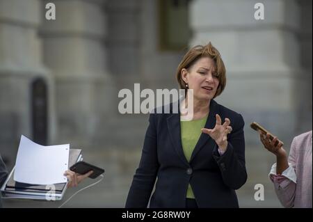 Washington, Usa. Juli 2021. Senatorin Amy Klobuchar, D-Minn., spricht zu Reportern, nachdem sie am Donnerstag, dem 22. Juli 2021, in den Senatskammern des US-Kapitols gewählt hatte. Foto von Bonnie Cash/UPI Credit: UPI/Alamy Live News Stockfoto