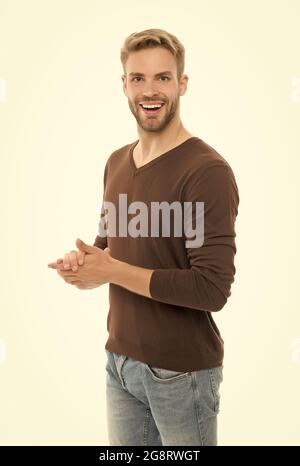 Bartpflege und Haarpflege im Friseur. Gut gepflegt schöner Mann. Stile der männlichen Kleidung. Happy man hat trendige Frisur. Kerl tragen lässiges Outfit Stockfoto