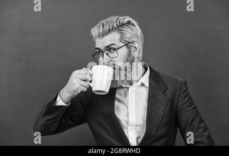 Angenehmer Schluck. Kaffeepause und Entspannung. Mittagspause für den Lehrer. Kaffeesüchtige. Energieladung für den ganzen Tag. Dosis von Koffein. Optimismus-Konzept Stockfoto