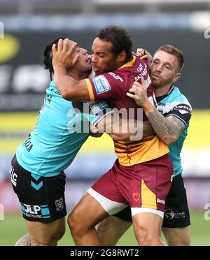 Leroy Cudjoe von Huddersfield Giants wird von Mahe Fonua (links) und Marc Sneyd (rechts) des Hull FC während des Matches der Betfred Super League im John Smith's Stadium, Huddersfield, angegangen. Bilddatum: Donnerstag, 22. Juli 2021. Stockfoto