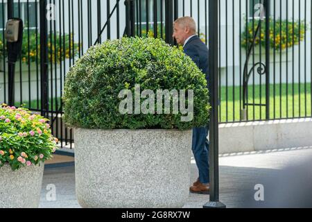 Anthony Fauci, Direktor des National Institute of Allergy and Infectious Diseases (NIAID) der USA, tritt vom Executive Drive Washington, DC, USA, am 22. Juli 2021 in das Weiße Haus ein. Kredit: Ken Cedeno/Pool über CNP Stockfoto