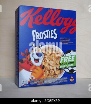 BATTLE CREEK, USA - CA. JULI 2021: Schachtel mit Kelloggs Fröschen Stockfoto