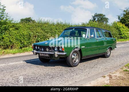 1972 70er Jahre modifizierter Green Rover V8 3500 4dr Kombi, auf dem Weg zur Capesthorne Hall Classic Car Show im Juli, Ceshire, UK Stockfoto