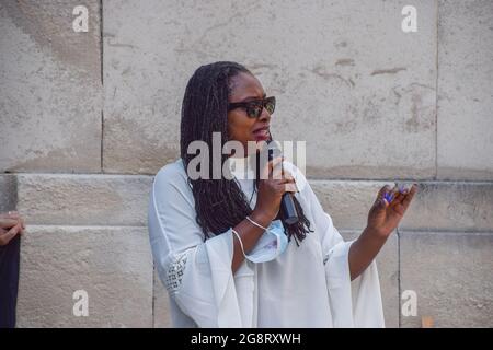 London, Großbritannien. Juli 2021. Dawn Butler, die Abgeordnete der Labour-Partei, spricht vor dem NHS-Protest im Alten Palasthof gegenüber dem parlament. Gewerkschaftsmitglieder, NHS-Arbeiter und Unterstützer versammelten sich in Westminster, um eine Lohnerhöhung von 15% für alle NHS-Arbeiter zu fordern, nachdem die Regierung eine Erhöhung um 1% vorgeschlagen hatte, und marschierten zur Downing Street 10, um ihre Petition zu überbringen. Stockfoto