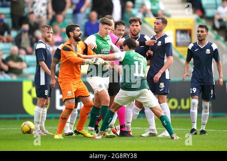 Hibernians Joe Newell stößt mit Santa Coloma-Torwart Miguel Angel Ramos zusammen, bevor er während der zweiten Qualifikationsrunde der UEFA Europa Conference League, dem ersten Beinspiel in der Easter Road, Edinburgh, abgesetzt wird. Bilddatum: Donnerstag, 22. Juli 2021. Stockfoto