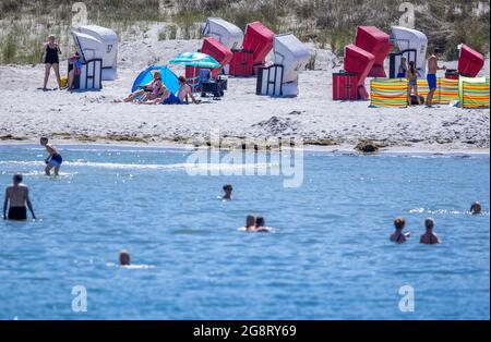 Prerow, Deutschland. Juli 2021. Urlauber und Tagesausflügler besuchen den Ostseestrand in der Nähe der Seebrücke. Quelle: Jens Büttner/dpa-Zentralbild/ZB/dpa/Alamy Live News Stockfoto