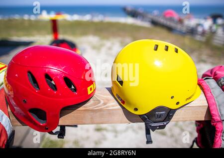 Prerow, Deutschland. Juli 2021. Die Ausrüstung der Rettungsschwimmer befindet sich am Hauptturm der DLRG Wasserrettung am Pier. Quelle: Jens Büttner/dpa-Zentralbild/ZB/dpa/Alamy Live News Stockfoto