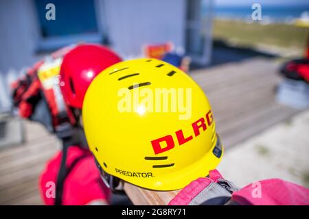 Prerow, Deutschland. Juli 2021. Die Ausrüstung der Rettungsschwimmer befindet sich am Hauptturm der DLRG Wasserrettung am Pier. Quelle: Jens Büttner/dpa-Zentralbild/ZB/dpa/Alamy Live News Stockfoto