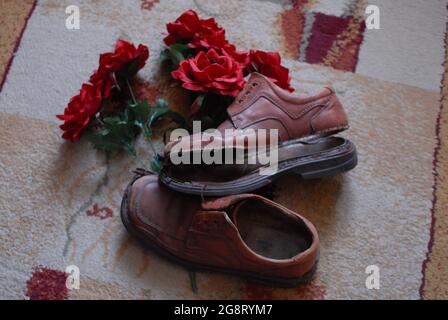 Alte Schuhe, Löcher in Schuhen und Rosen, Rosen, weihnachtsbaum, Stockfoto