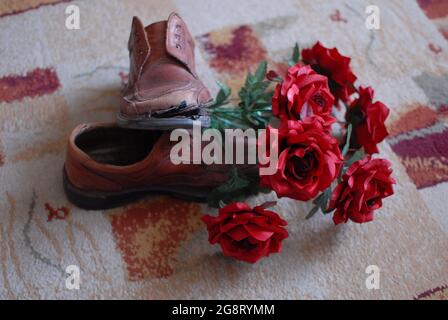 Alte Schuhe, Löcher in Schuhen und Rosen, Rosen, weihnachtsbaum, Stockfoto