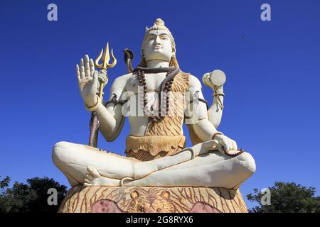 Herr Shiva in ruhiger, komponierter Sitzhaltung am Naganatha Tempel in der Nähe von Dwaraka, Gujarath, Indien Stockfoto