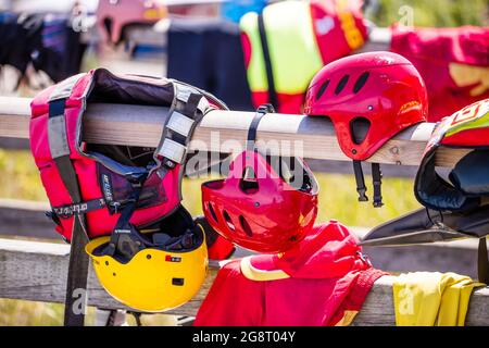 Prerow, Deutschland. Juli 2021. Die Ausrüstung der Rettungsschwimmer befindet sich am Hauptturm der DLRG Wasserrettung am Pier. Quelle: Jens Büttner/dpa-Zentralbild/ZB/dpa/Alamy Live News Stockfoto