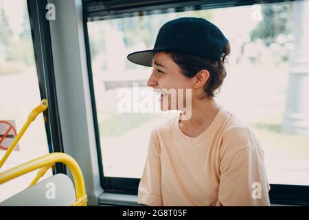 Indische Frau fahren im öffentlichen Nahverkehr Bus oder Straßenbahn Stockfoto