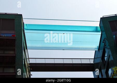 London, Großbritannien. Juli 2021. Schwimmer im Vauxhall Sky Pool in London, während die Hitzewelle anhält. Kredit: JOHNNY ARMSTEAD/Alamy Live Nachrichten Stockfoto