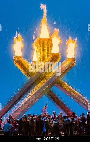 Kanadier feiern die Olympischen Spiele 2014 Hockey Goldmedaille Sieg über die USA in Sotschi, indem sie sich am olympischen Flammenkessel 2010 in Vancouver versammeln. Stockfoto