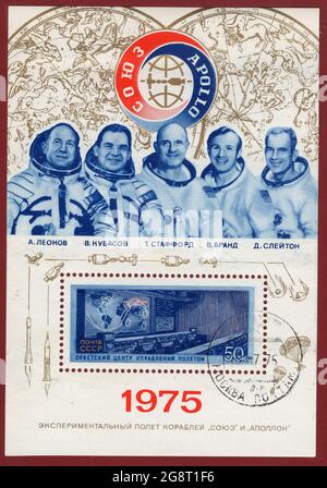 UdSSR - ca. 1975: A Briefmarke gedruckt in der USSR zeigt experimentelle Flug der Schiffe "Union" und "Apollo", ca. 1975 Stockfoto