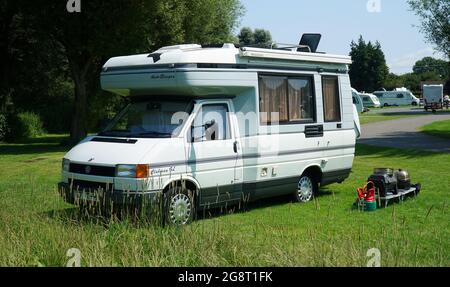 Weißer VW Volkswagen Auto Sleeper Camper Van auf Lager geparkt Stockfoto