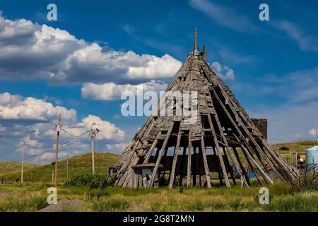 Moncure Tipi, eine Struktur, die 1931 mit dem Tipi-Motiv der Ebene erbaut wurde und später für Zeremonien von Stammesmitgliedern auf dem Northern Cheyenne Indian Reser verwendet wurde Stockfoto