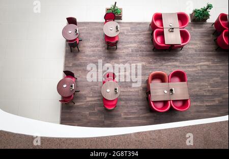 Draufsicht auf ein leeres Café mit roten Tischen Stockfoto