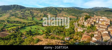 Blick über das Bergdorf Pennabilli in der Region Emilia-Romagna, Italien Stockfoto