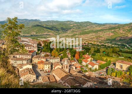 Blick über das Bergdorf Pennabilli in der Region Emilia-Romagna, Italien Stockfoto