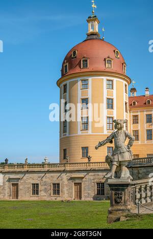 Jägerskulptur am Eingang der Burg Moritzburg bei Dresden, Sachsen, Deutschland Stockfoto