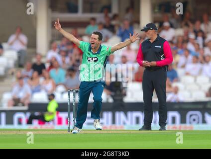 London, Großbritannien. Juli 2021. Nathan Sowter von den Oval Invincibles feiert, nachdem er das Wicket von Tom Lammonby von den Manchester Originals bekommen hat, als die Oval Invincibles die Manchester Originals beim Cricket-Wettbewerb der Hundert Männer beim Kia Oval übernehmen. The Hundred ist ein brandneues Cricket-Format, das von der EZB eingeführt wurde. Kredit: David Rowe/Alamy Live Nachrichten Stockfoto