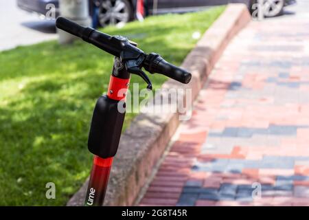 Juni 2021 - Bukarest, Rumänien: Roller stehen auf einem Bürgersteig in Bukarest. Stockfoto