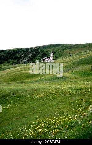 Eine kleine Kirche auf den Wiesen von seceda Stockfoto