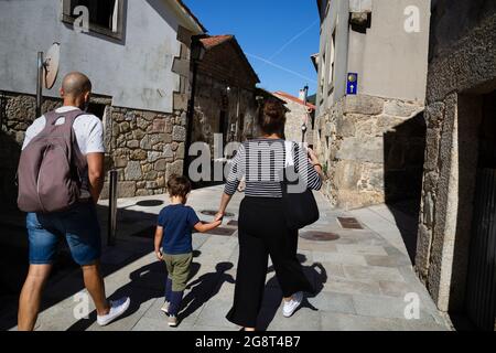 Peregrinos en el Camino de Santiago por la costa a su paso por la localidad de Oia. Stockfoto