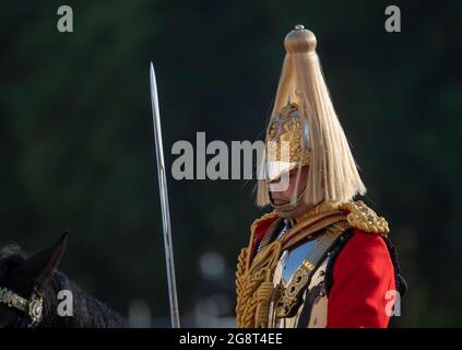 Horse Guards Parade, London, Großbritannien. 22. Juli 2021. Königliche Hoheit, der Königliche Prinz, Oberst der Blues und Royals, kommt in einer Kutsche, begleitet von Mitgliedern des Kavallerie-Regiments, zu einem Empfang an, bevor sie später an der Sword und der Crown Military Music Spectacular teilnahm. Sie wird von ihrem Mann Timothy Laurence begleitet. Quelle: Malcolm Park/Alamy Live News. Stockfoto