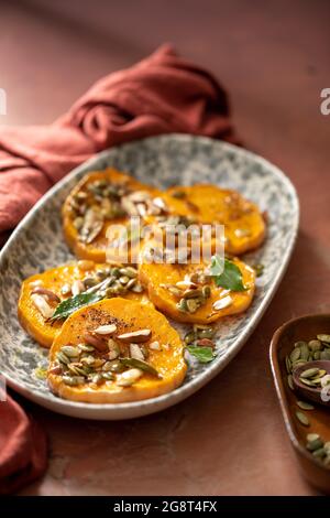 Nahaufnahme von geröstetem Butternusskürbis, serviert auf einem Oval Stockfoto