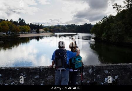 DOS peregrinos se hacen un Selfie en el puente medieval de Pontesampaio. Etapa de Redondela a Pontevedra del Camino de Santiago Portugués. Stockfoto