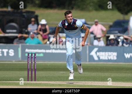 BECKENHAM, GROSSBRITANNIEN. 22. JULI Jack Campbell von Durham bowle während des Royal London One Day Cup Spiels zwischen Kent und Durham auf dem County Ground, Beckenham, am Donnerstag, dem 22. Juli 2021. (Kredit: Will Matthews | MI News ) Kredit: MI News & Sport /Alamy Live News Stockfoto