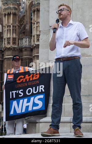 London, Großbritannien. Juli 2021. Lloyd Russell-Moyle, Labour-Abgeordneter für Brighton Kemptown, spricht vor einem marsch auf die Downing Street 10 vor dem Parlament an die NHS-Arbeiter der basisdemokratischen NHSPay15-Kampagne, um eine Petition vorzulegen, die von über 800,000 Menschen unterzeichnet wurde und eine 15%ige Lohnerhöhung für NHS-Arbeiter fordert. Zum Zeitpunkt der Vorlage der Petition soll sich die Regierung darauf vorbereiten, den Beschäftigten des Gesundheitsdienstes eine Gehaltserhöhung von 3 % in Bezug auf die „Erkenntnis der einzigartigen Auswirkungen der Pandemie auf den Gesundheitsdienst“ anzubieten. Kredit: Mark Kerrison/Alamy Live Nachrichten Stockfoto