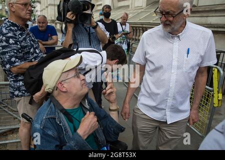 London, Großbritannien. Juli 2021. Jeremy Corbyn, der ehemalige Labour-Parteivorsitzende, chattet mit einem Behindertenaktivisten in Whitehall, nachdem er die NHSPay15-Aktivisten begleitet hatte, um eine Petition zu liefern, die von über 800,000 Menschen unterzeichnet wurde und eine 15%ige Gehaltserhöhung für NHS-Beschäftigte in die Downing Street 10 fordert. Kredit: Mark Kerrison/Alamy Live Nachrichten Stockfoto