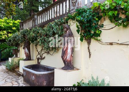 Achilleion Palast, Korfu, Griechenland - 24 August, 2018: die Statuen im Innenhof der Achilleion Palast der Kaiserin von Österreich Elisabeth von Bayern. Stockfoto